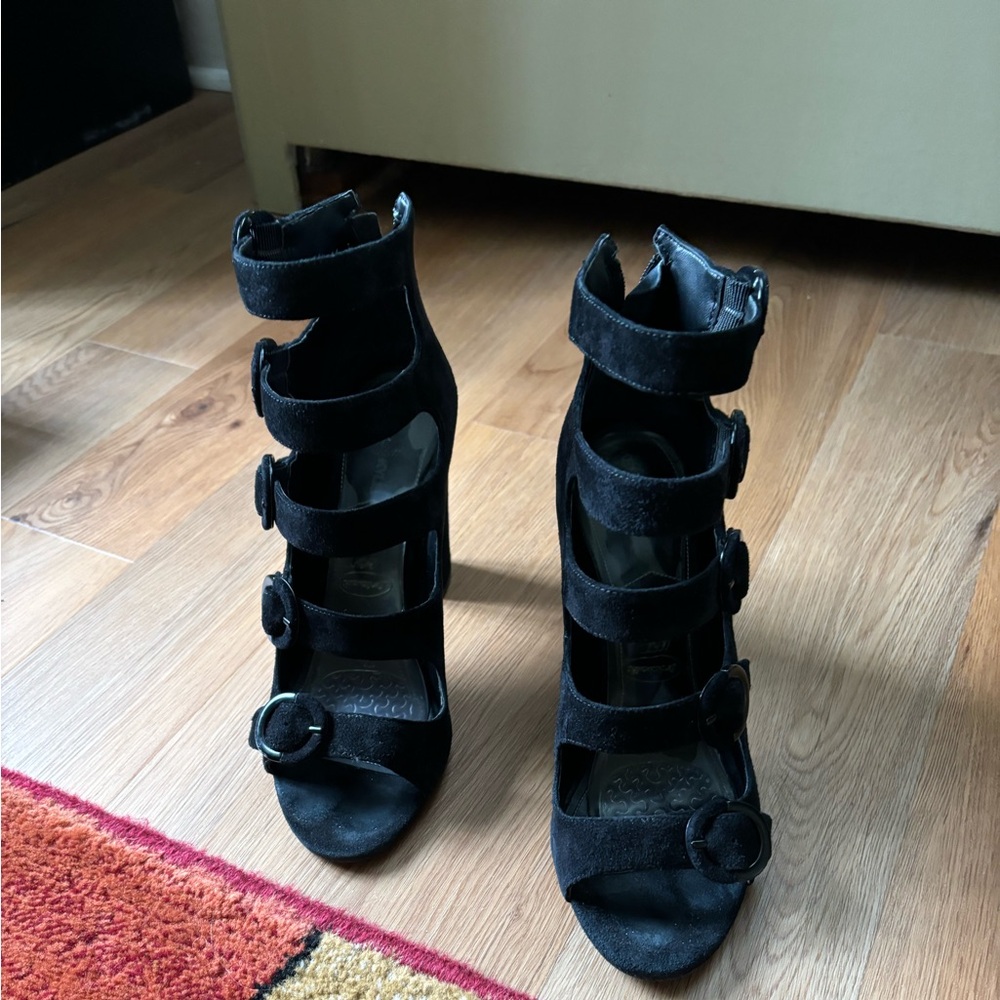 Kendall and Kyle suede ankle shoe. Unique and great condition